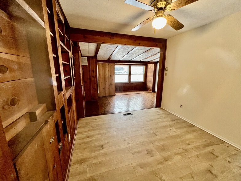 Dining room/Family Room - 1201 Hollyview Dr