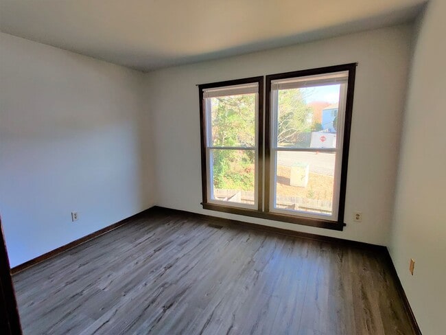 Building Photo - 3 bedroom townhouse