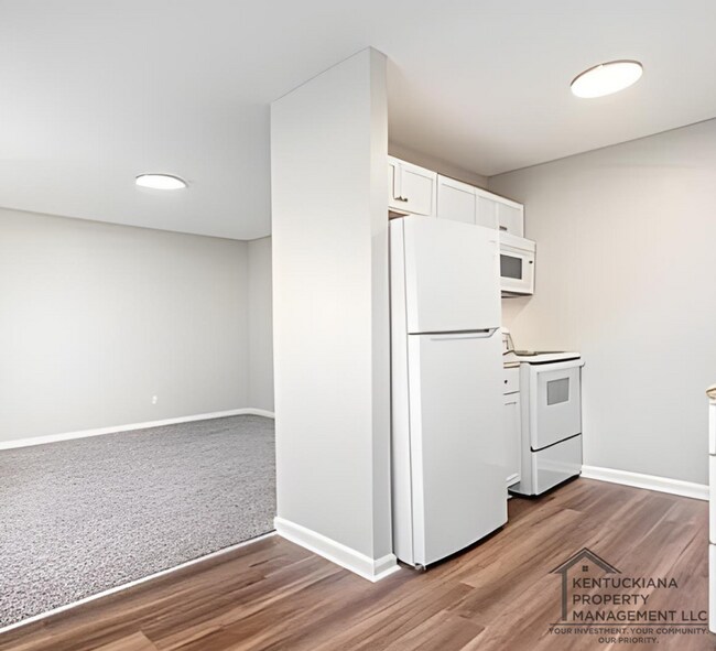 Building Photo - Renovated Spacious 2BR Apartments Near UofL & Churchill Downs!