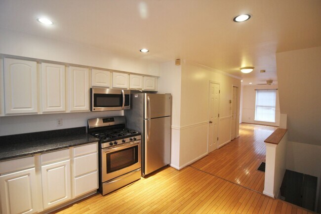 Building Photo - Gorgeous 2bd/1.5 ba Canton townhome. OSP, CAC, W/D and more! Available 3/13