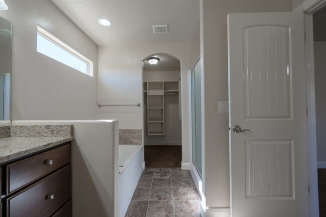 Building Photo - 3 bed 2 bath home with fully-fenced yard