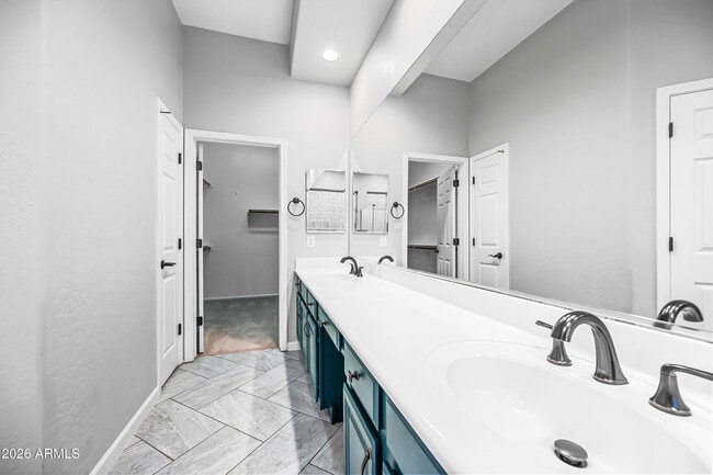 Building Photo - 4231 E Marshall Ave