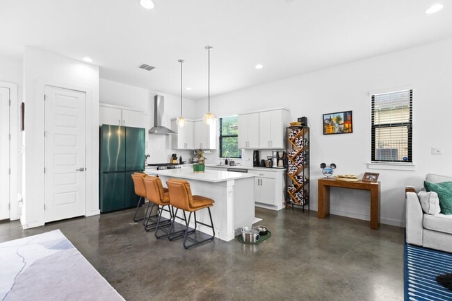Building Photo - Charming Home Awaits: Spacious & Modern Living in a Prime Location