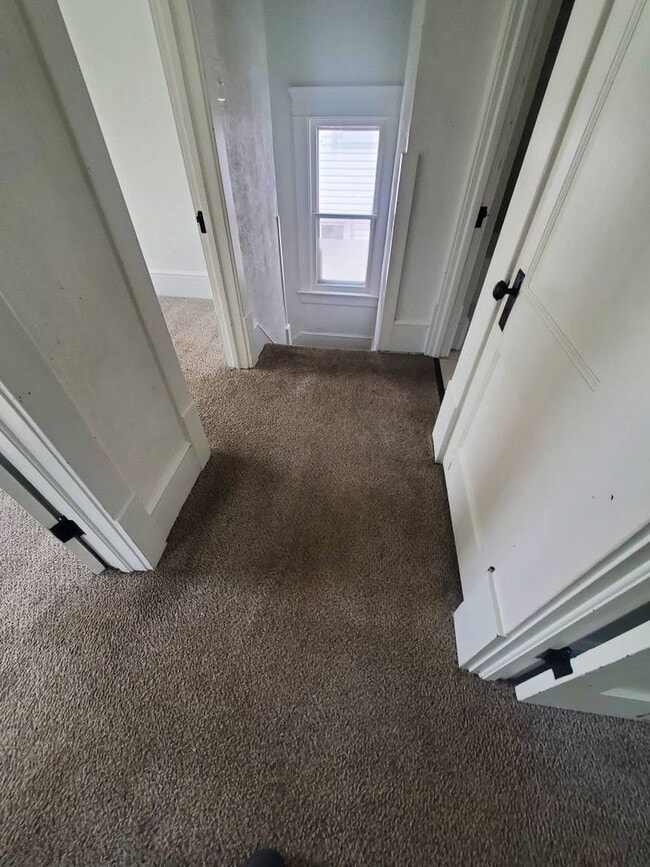 Building Photo - Charming 4-Bedroom Property in Prime Location