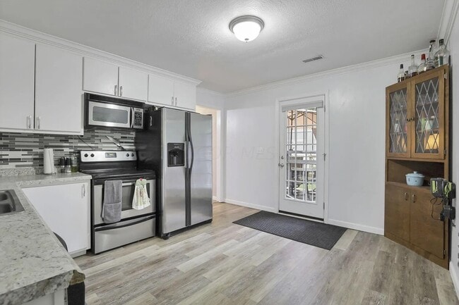Building Photo - 455 Lakeview Dr