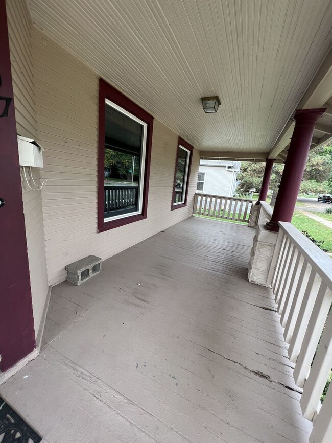 Building Photo - Spacious 4 Bedroom, 2 Bathroom Home