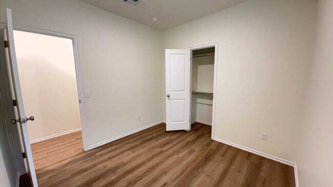 Building Photo - 3 Bedroom 2 Bath 2 Car Garage Duplex in Gr...