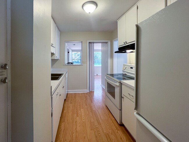 Building Photo - 3/2 Pet Friendly Home Close to Campus Avai...