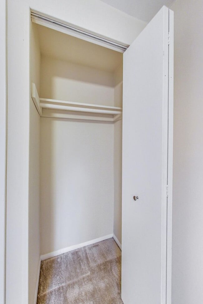 Building Photo - COMING SOON - Updated 3+2.5 End Unit w/ 2 PARKING SPACES