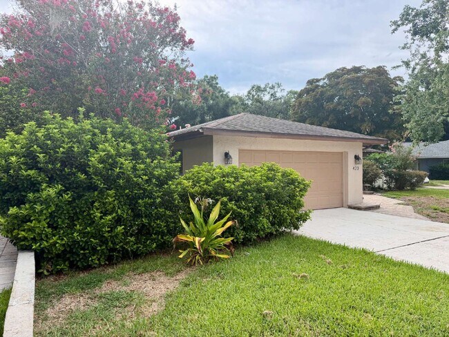 Building Photo - 423 Whispering Oaks Ct
