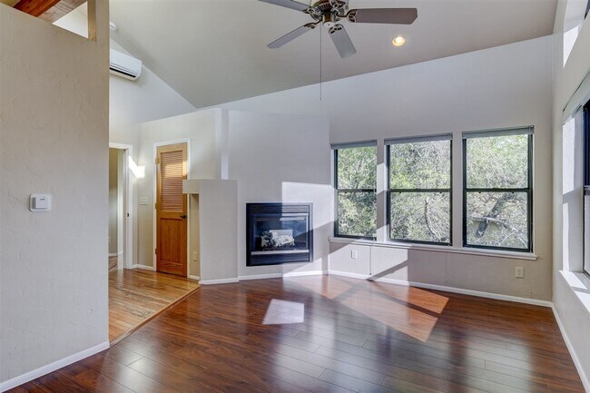 Building Photo - 3 bedroom, 3 bath home close to downtown P...