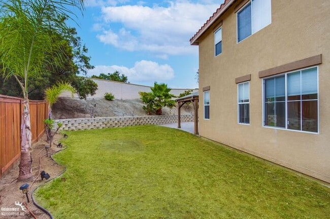 Building Photo - Beautifully 5Bdm 3.5Ba Home in Prime Location