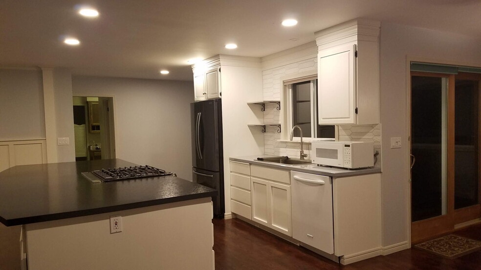 Building Photo - 5683 Putnam Rd