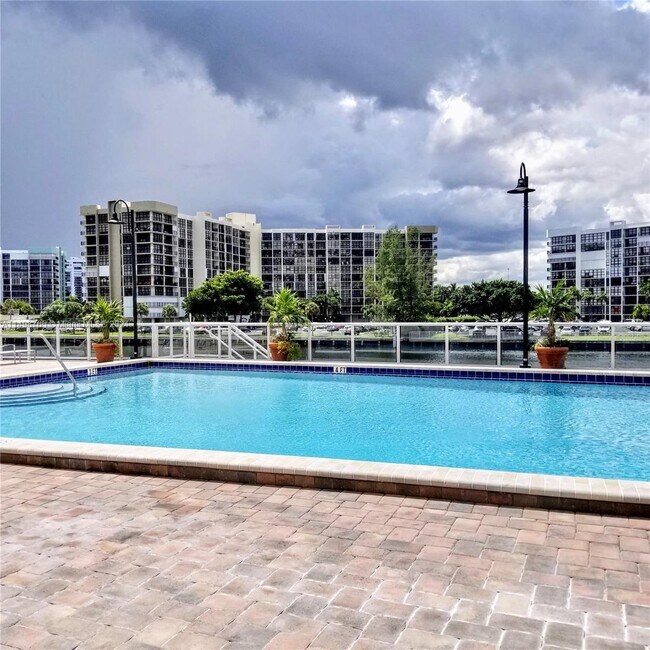 Building Photo - 3000 S Ocean Dr