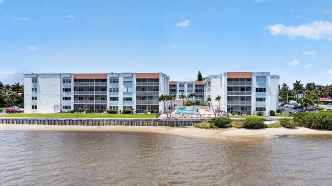 Building Photo - 1502 S Lakeside Dr