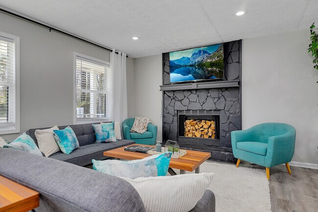 Building Photo - 2062 Woodbine Cir