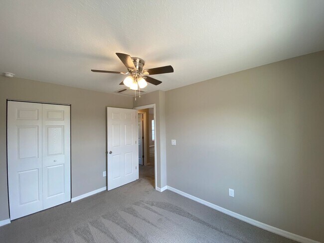 Building Photo - Desirable SE Ocala Neighborhood 3/2/2 *WON...