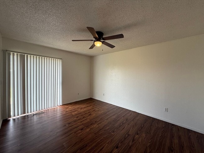 Building Photo - 3 bedroom 2 bath Duplex