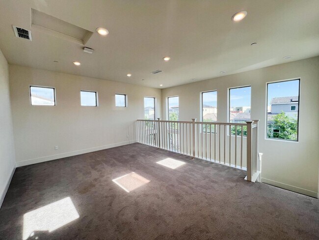 Building Photo - Newer Spacious 5 Bedroom Home Located in C...