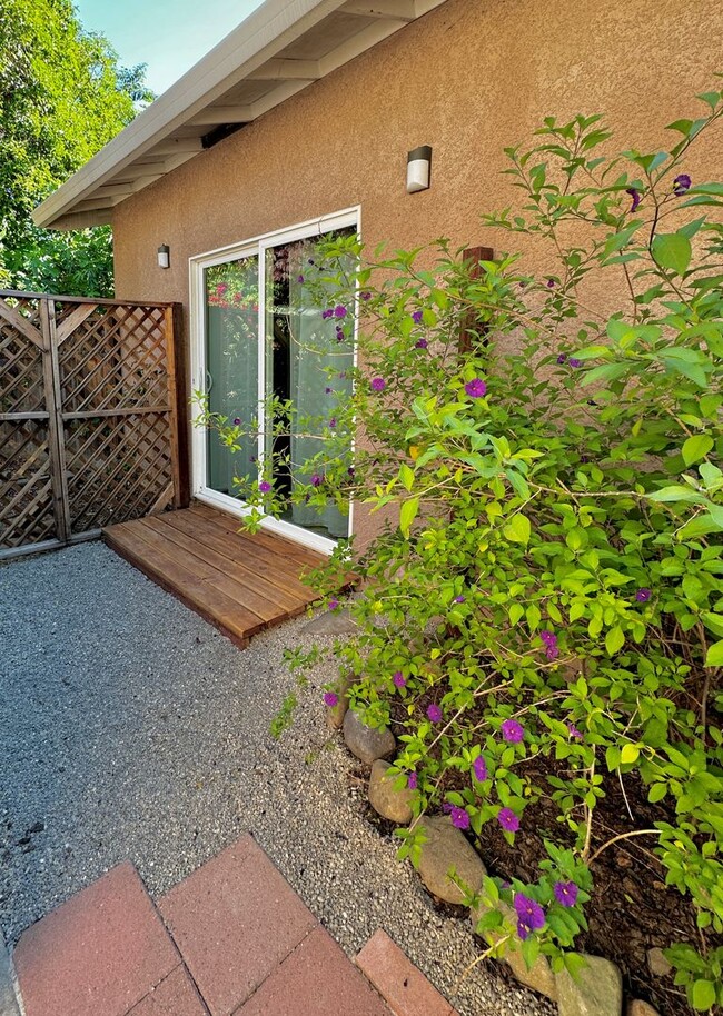 Building Photo - Spacious 1 Bedroom with RIVER TRAIL ACCESS!!