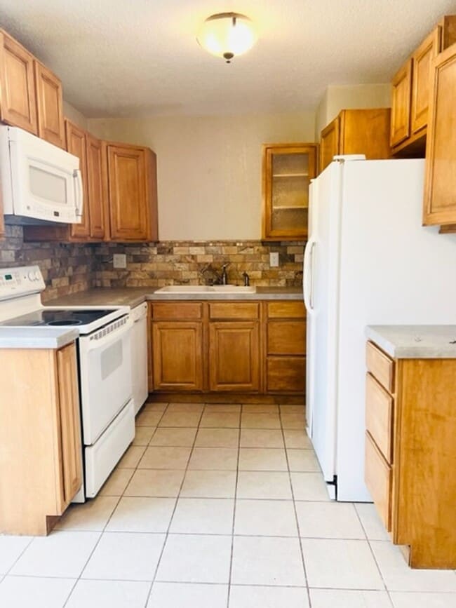 Building Photo - 5 Bedroom on a large corner lot in the hea...