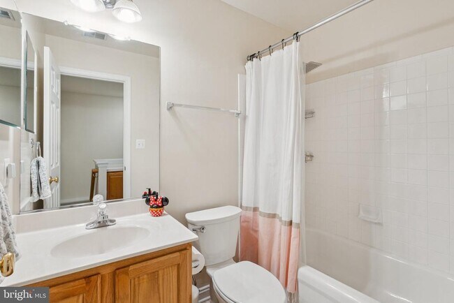 Building Photo - 856 Stonehurst Ct