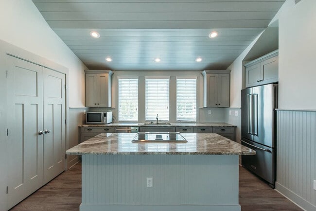 Building Photo - 10 Orrs