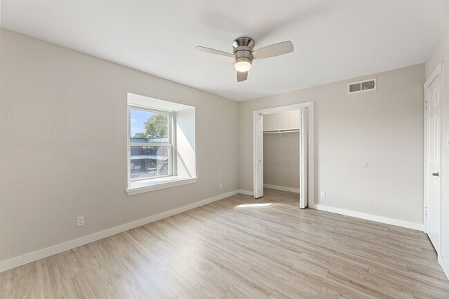 Building Photo - 5005 Manor Rd