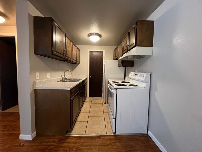 Building Photo - Robertson1001 (KC-JF-NB)