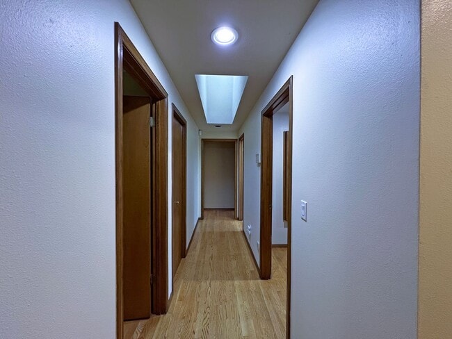 Building Photo - Gated Sound view home Des Moines area, 4 bed plus den 2.5 bath 3900 s/f, Available NOW!!!