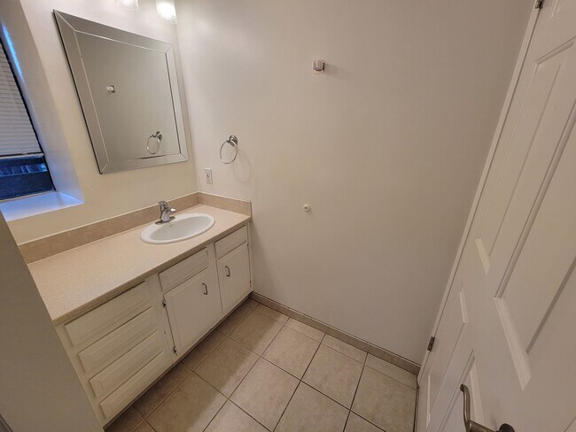 Building Photo - Stylish 2 Bed 1 Bath Midtown Apartment