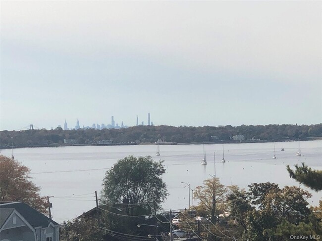 Building Photo - 303 Main St