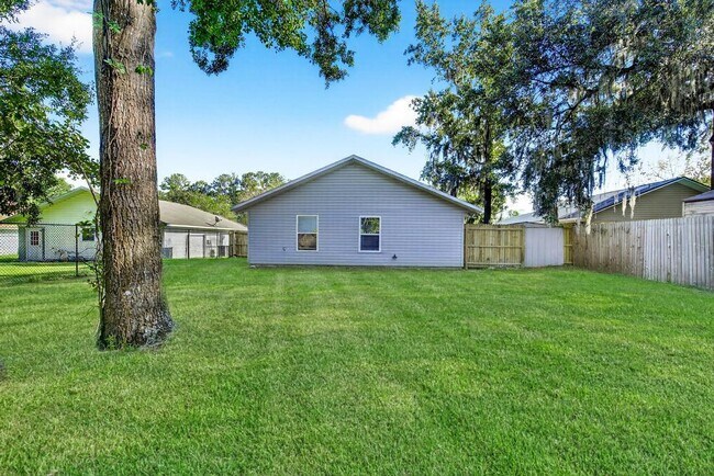 Building Photo - 2126 Center Way