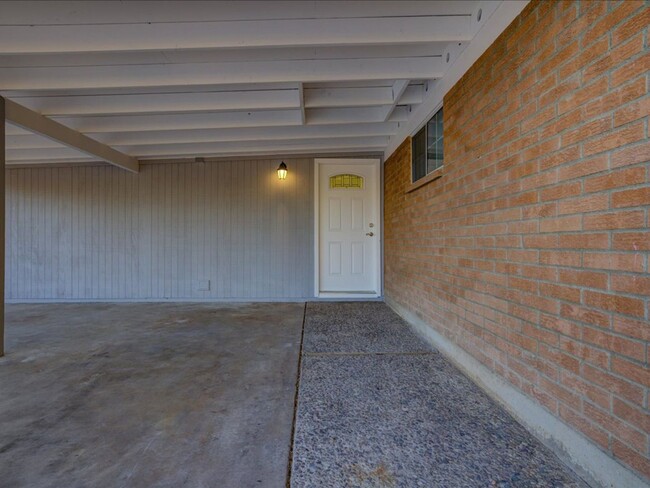 Building Photo - 4 Bedroom 2 Bathroom