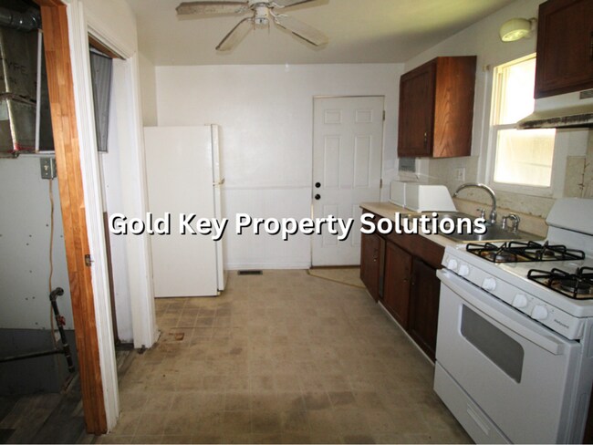 Building Photo - 2 BR 1 BA House with Covered Front Porch (...