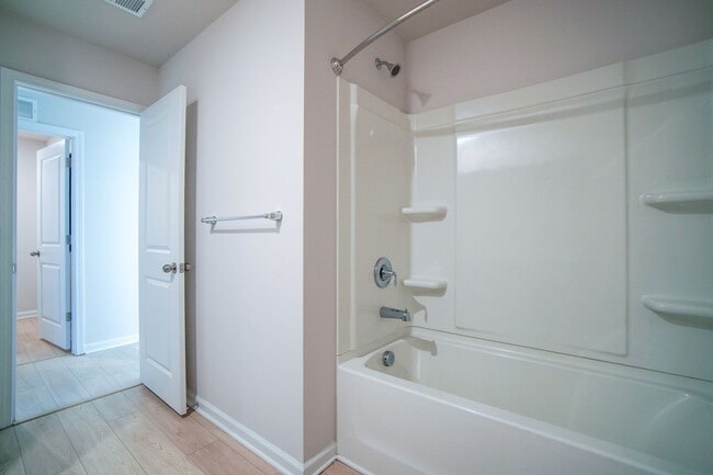 Building Photo - Almost New End Unit Townhome in desirable Chateau community