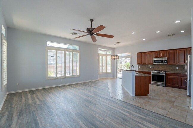 Building Photo - Gated Community!