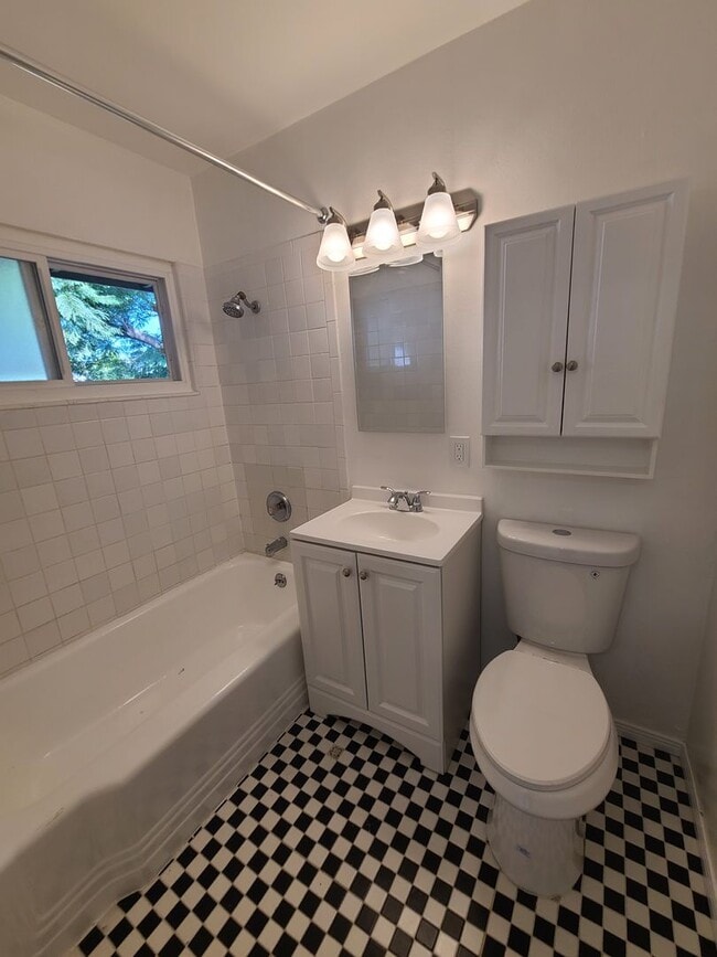 Building Photo - Spacious Ocean Beach 2 bed 1 bath just a few steps from Colliers Park.