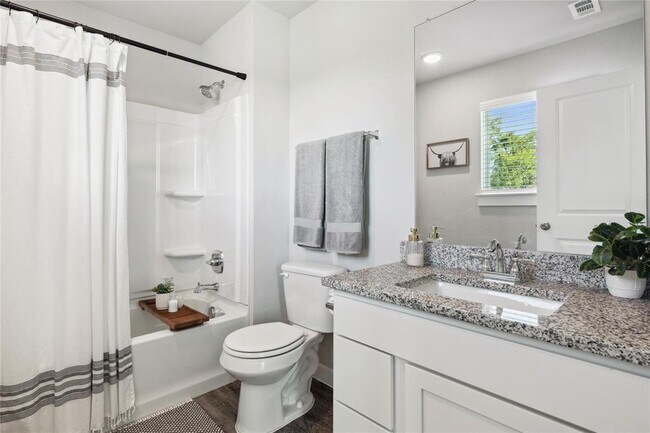 Building Photo - 705 Horseshoe Dr