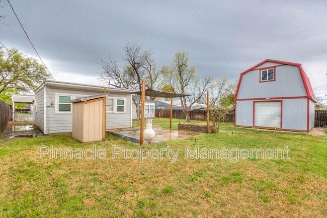 Building Photo - 2205 Live Oak St