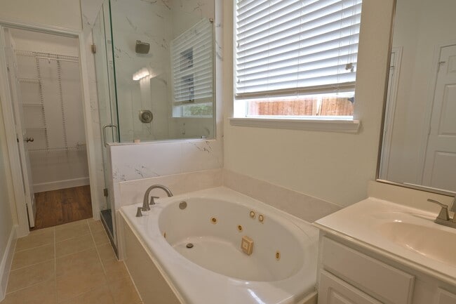Building Photo - 3001 Claybrook Dr