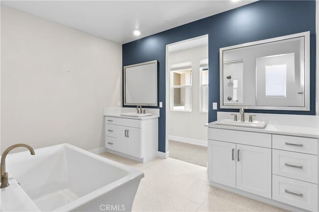 Building Photo - 156 Chorus