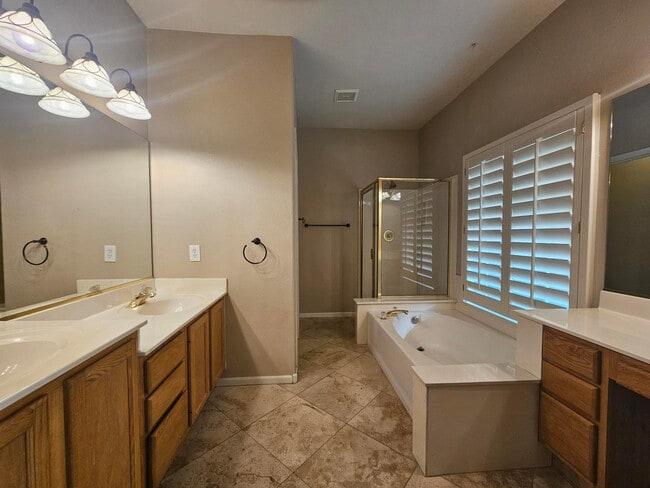 Building Photo - 1867 E Brentrup Dr