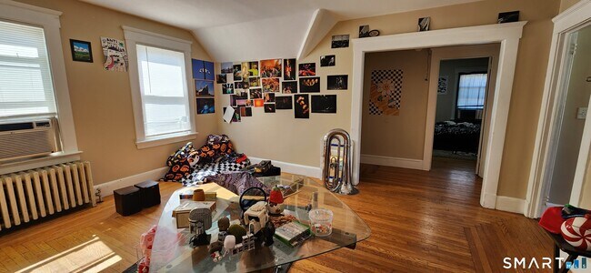 Building Photo - 352 Elm St