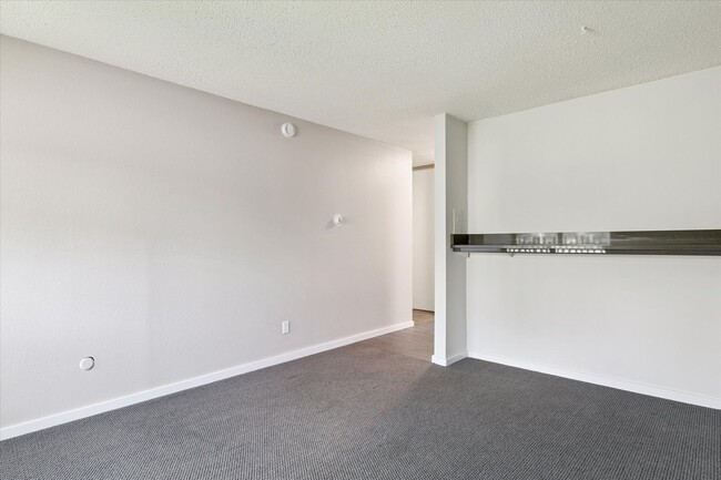 Building Photo - Pre-Lease Aug 2025 Remodeled 2 Bedroom 1 B...