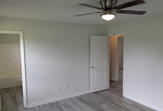 Building Photo - 102 Populus Dr