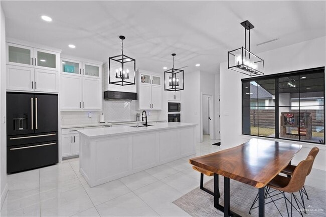 Building Photo - 23 Lago Delton