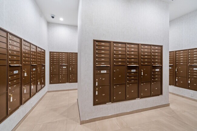 Building Photo - 400 Central Ave