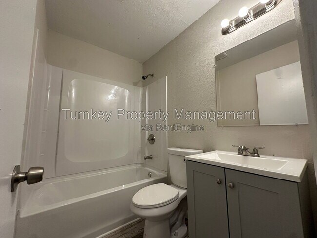 Building Photo - 5913 Lyndell Dr