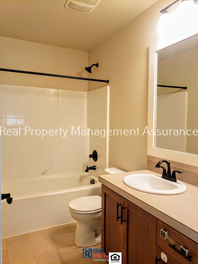 Building Photo - Charming 4 Bedroom!! Move In Ready!